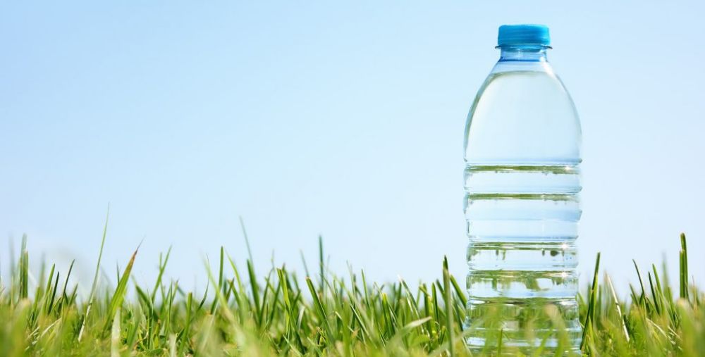 Envase agua mineral naturaleza